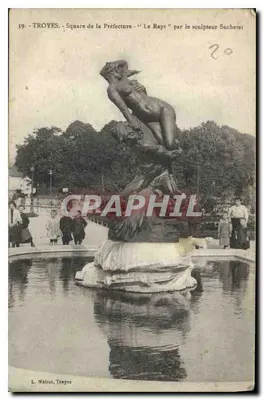 Troyes - Square de la Préfecture - "Le Rapt" przez rzeźbiarza Sucheteta
