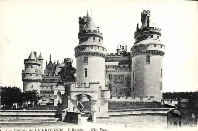 Zamek w PIERREFONDS — Wejście — ND. Fot.