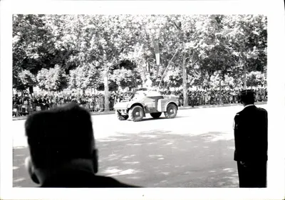 Desfile militar — veículo blindado em parada