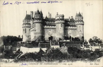 Zamek Pierrefonds — Strona północna. — ND. Fot.