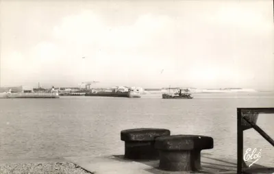 La Pallice (Charente-Maritime) — Entrada do porto vista do molo de atracação — Editora Elcée