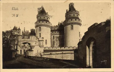 Zamek w Pierrefonds — Oise — Wydawnictwo Art Victor, Paryż