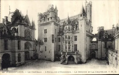 Pierrefonds — Zamek, Schody Honorowe, Wieża i Kaplica — N. G.