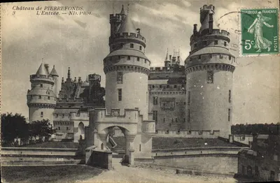 Zamek PIERREFONDS — Wejście — ND. Fot.