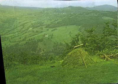 Paisagem rural — montanhas verdes e feixe de feno — foto DIMINUTTI R.