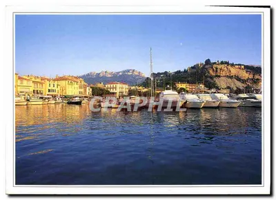 Cassis vue du port dominé par le château — Photo Camille Mairenc — Éditions AGEP
