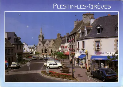 Plestin-les-Grèves — vista do vilarejo e da igreja Saint-Efflam — editor Couleurs de Bretagne