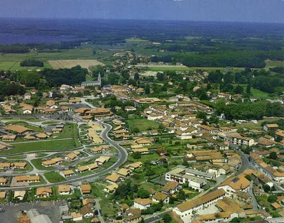 Soustons — Vista panorâmica da cidade e ao longe seu lago — Edições Le Collen, Toulouse