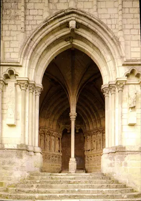 Kollegiata w Candé-sur-Loire — budowla gotycka — wydawca ARTAUD Frères