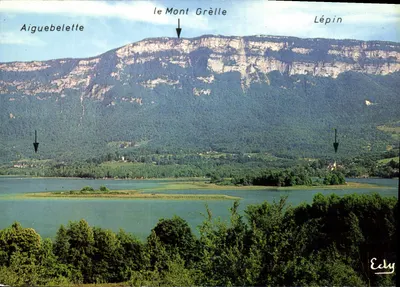 Lago de Aiguebelette — vilas de Aiguebelette e Lépin dominadas pelo Monte Grèlle — Éditions Edy