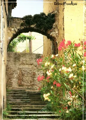 Arco e escadas — Drôme Provençale — Edições CE 13 rua da Igreja