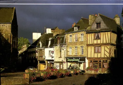 Place du Bouffay em Malestroit — vista de casas tradicionais bretonas — editor Couleurs de Bretagne