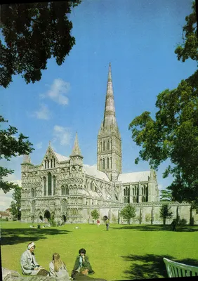 Catedral de Salisbury — O Frontão Ocidental e a Torre — (402 pés.) — a mais alta da Grã-Bretanha. — Publicado por The Friends of Salisbury Cathedral.