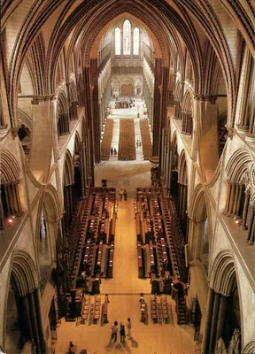 Catedral de Salisbury — vista interna a partir da janela de Moisés — editor Antony and Maree Miles