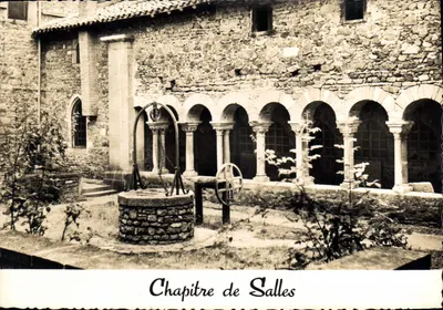 Capítulo de Salles — pátio com poço e arco — Edições CUMIÈRE