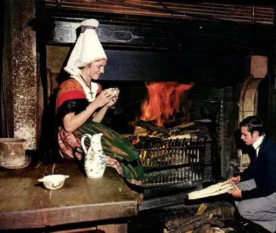 Para w regionalnym stroju w ramach najstarszego hotelu we Francji, Hotel de la Couronne w Rouen — Wydawnictwo 'La Chignogne'
