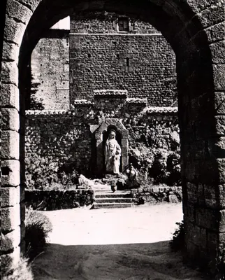 Notre-Dame d'Ay (Ardèche) — estátua da Virgem no centro do enquadramento da porta média — Edição de Ay