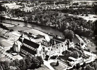 Fontgombault (Indre) — Abadia Notre-Dame — vista aérea — editor Combiér