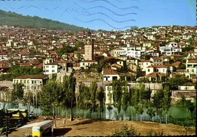 Cidade sobre rio — vista panorâmica com minarete — editor TITOV VELES