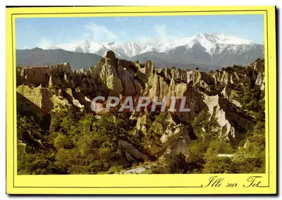 Ille sur Tet — paysage de falaises et montagnes enneigées