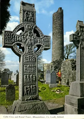Cruz celta e torre redonda — Monasterboice, Co. Louth, Irlanda — John Hinde Limited