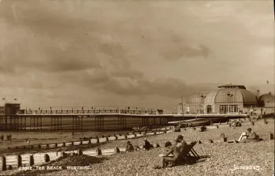 A praia de Worthing — Vista do cais e do edifício da banheira — Judges Ltd.
