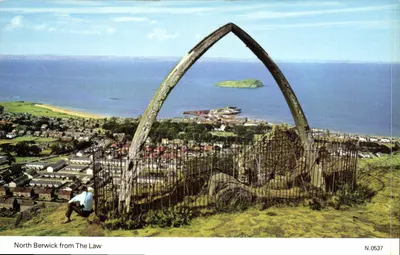 North Berwick de The Law — vista panorâmica com arcos de madeira — A Dennis Postcard N.0537