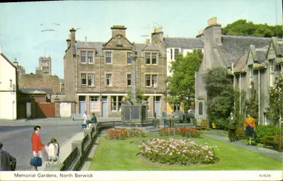 Memorial Gardens, North Berwick — vista da praça com monumento e jardins — Photocolor by E. T. W. Dennis Productions, n° N 0528