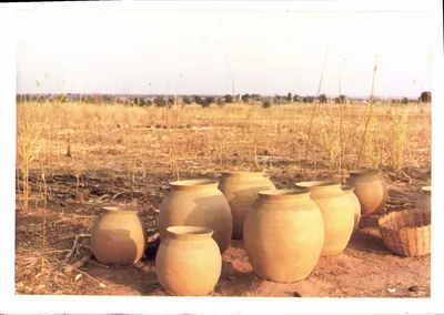 Panelas de barro — paisagem rural — Campo de Mil no Norte do Togo