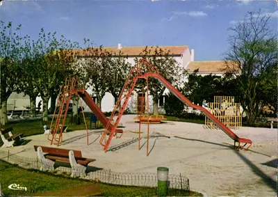Remoulins (Gard) — Os jardins e os brinquedos para crianças — Cing
