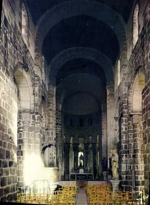 Loctudy (Sul do Finistère) — Interior da igreja, estilo romano séculos XI-XII — Edições de Arte JOS, Triéville