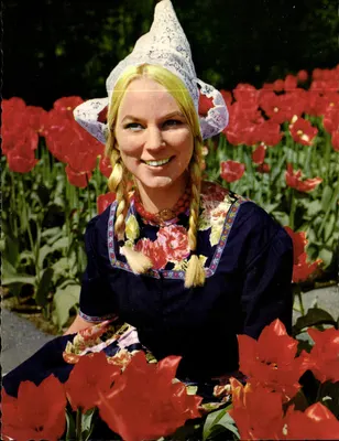 Mulher em traje holandês — entre tulipas vermelhas — ERACOLOR, Amsterdam, No 57