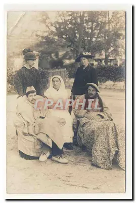 Groupe de cinq personnes en tenue traditionnelle