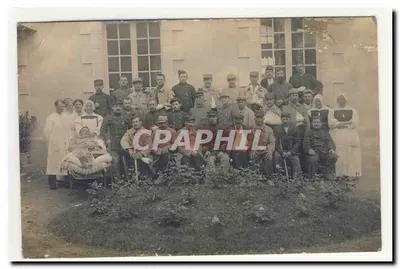 Grupo de soldados e pessoal médico — hospital ou dispensário — datada em torno de 1915
