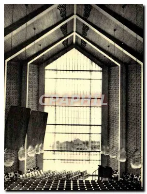 Interior de uma igreja moderna — vista da nave e do vitral — editor Stendeners Forlag, Aarhus