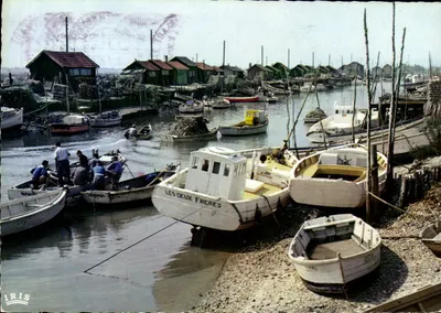 O porto de La Tremblade — visão do porto com barcos e pescadores — Éditions Médecines
