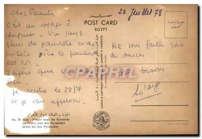 Oração perto das Pirâmides — Gizé — Foto por LAMBELLA & LANDROCK — Verso
