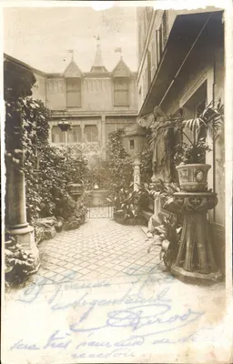 Innenhof — Hotel in der Straße der Kirche in Paris