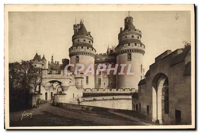 Zamek Pierrefonds — Wejście do Zamku i Wieże Charlemagne — Wydawnictwo An VVON, Paryż