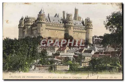 Zamek Pierrefonds — Widok z Drogi Compigne — kolekcje ND Fot