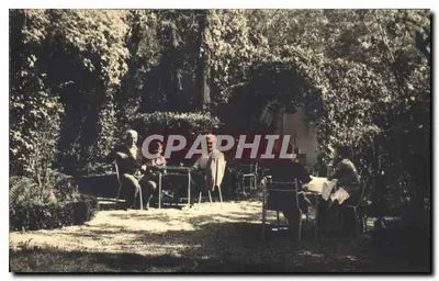 La Varenne — jardim sombreado com grupo de pessoas — sem editor ou número de série visível