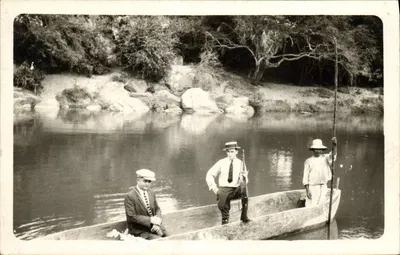 Três homens em um canoã em um curso d'água — n° de série 3