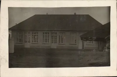 Escola — edifício com telhado de tijolos