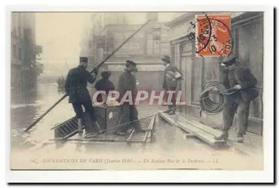 Inondations de Paris — Janvier 1910 — Un Radeau Rue de la Bucherie — LL