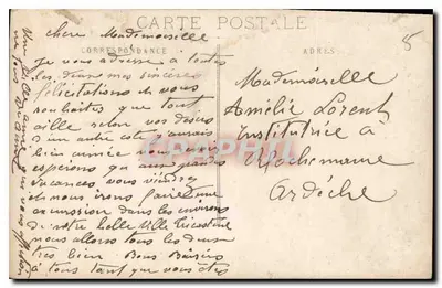 काले रंग की गाउन में महिला — पत्थर की दीवार के सामने — रेकोरूफ (ओड) — पीछे