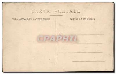 Grupo de pessoas e cachorro — fotografia em oval — sem editor ou número visíveis — Verso