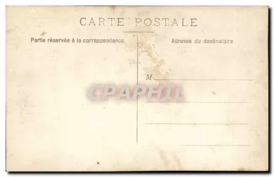 Menino jovem vestindo traje sacerdotal — dentro de uma igreja gótica — editor não identificado — Verso