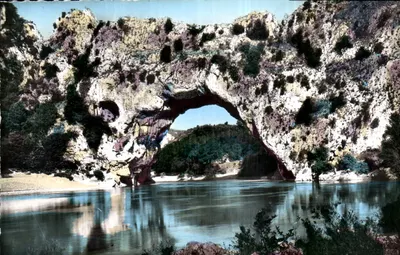 As Gorges da Ardèche — No Ponte d'Arc (abertura 55 m.) — Les Éditions de l'Économie (Riandé)