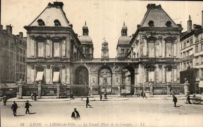 LYON — L'Hôtel-de-Ville — La Façade Place de la Comédie — LL