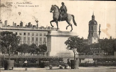 LYON - Place Bellecour - Statue de Louis XIV